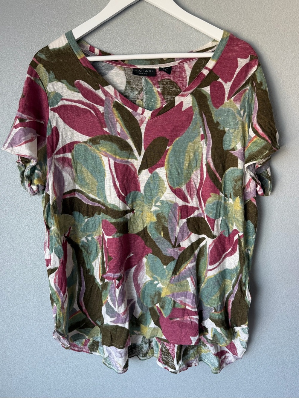 Tahari maroon green leaf print 100% linen v-neck short sleeve tee Women’s sz 2X